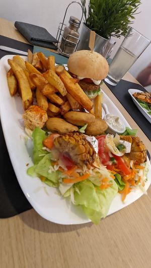 Burger, fries and salad at Veni Vidi Vegan in Charleroi