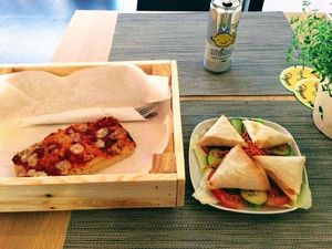 pizza, samosas at Veni Vidi Vegan in Charleroi