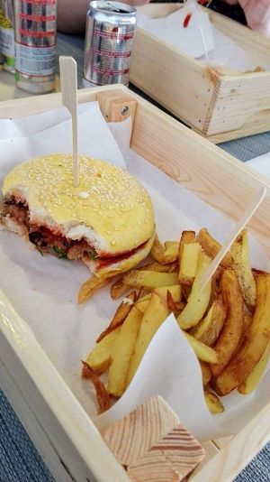burger frites at Veni Vidi Vegan in Charleroi