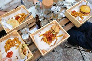 burger and pita menus at Veni Vidi Vegan in Charleroi