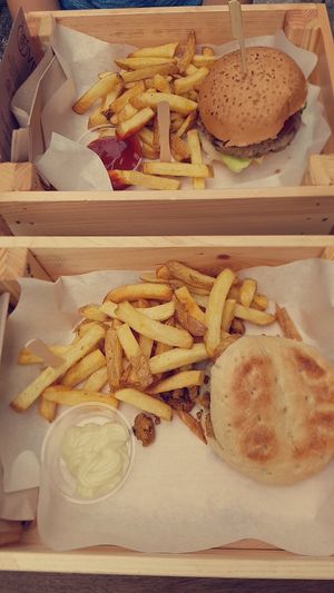 Burger carolovégien au dessus, pitta classic en dessous  at Veni Vidi Vegan in Charleroi