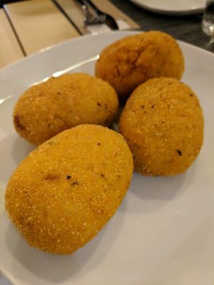 Arancinis at Veni Vidi Vegan in Charleroi