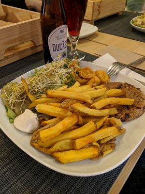 Assiette Burger at Veni Vidi Vegan in Charleroi