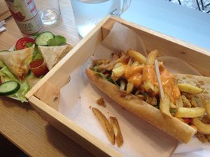 Mitrailette sauce samouraï et samosas at Veni Vidi Vegan in Charleroi