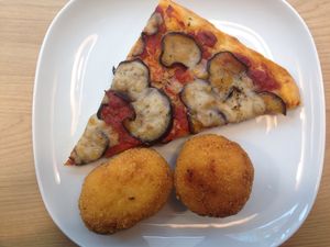 Pizza et arancinis at Veni Vidi Vegan in Charleroi