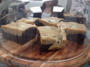 Choco and peanut butter cake at Veni Vidi Vegan in Charleroi