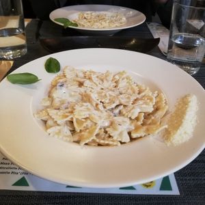 pâtes carbonara, pâtes 4 fromages (en haut), 100% vegan at Veni Vidi Vegan in Charleroi