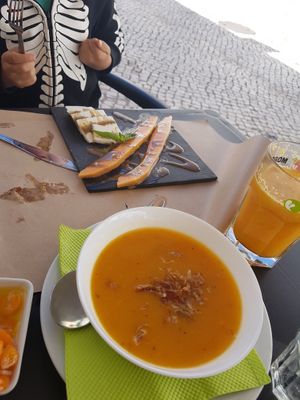 Heerlijk eten! Echt een aanrader.  Goede smaken, bijzondere combinaties voor een betaalbare prijs. We hebben hier bijna dagelijks vergeten tijdens onze vakantie zo goed was het.  at Escandinavia Green Spirit in Fuseta