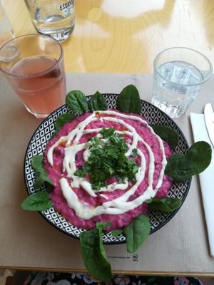 Kombucha with cinnamon and beetroot risotto with cashew sauce at Escandinavia Green Spirit in Fuseta