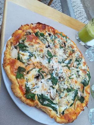Vegetarian pizza with spinach, mushrooms, mozzarella cheese, onions and almonds  at Escandinavia Green Spirit in Fuseta