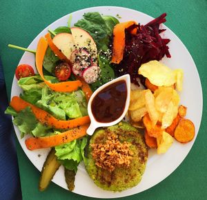 Chickpea and spinach burger  at Escandinavia Green Spirit in Fuseta