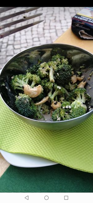 Entrada, broculo crus com molho tahini e cajus at Escandinavia Green Spirit in Fuseta