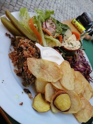 Hamburguer de feijão no prato at Escandinavia Green Spirit in Fuseta