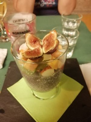 Pudim de chia com frutas at Escandinavia Green Spirit in Fuseta