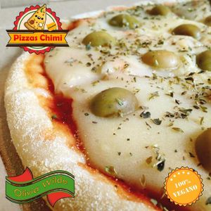 OLIVIA WILDE, classic cheese pizza and olives, this time with vegan mozzarella based in oat milk  at Pizzas Veganas Chimi in La Plata