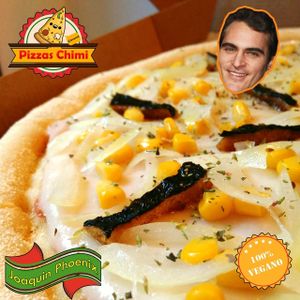 Joaquin Phoenix: tomato sauce, mozzarella made from oat milk, onion, corn and vegan anchovies at Pizzas Veganas Chimi in La Plata