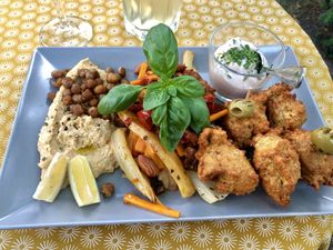 Vegan platter / EUR 16,50 (Aug 2020) at Weingut Jakob Christ Gutsausschank in Ruedesheim