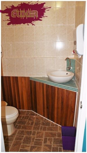 A very modern bathroom in Cafe Elixir at Elixir Restaurante Pucallpa in Pucallpa