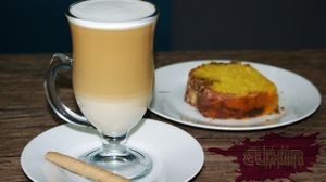 Macchiato and fresh baked loaf cake at Elixir Restaurante Pucallpa in Pucallpa