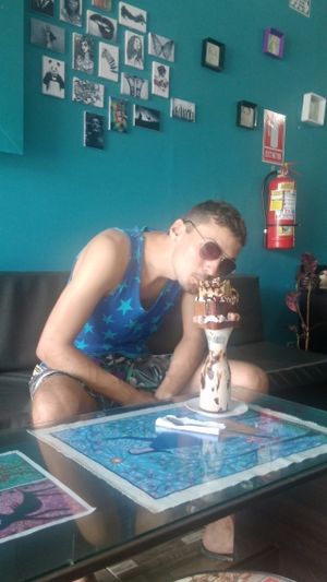 Matej disfrutando de su freakshake  at Elixir Restaurante Pucallpa in Pucallpa