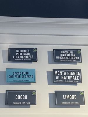 Vegan choices are clearly labelled with a green vegan mark at Gelateria La Romana in Verona
