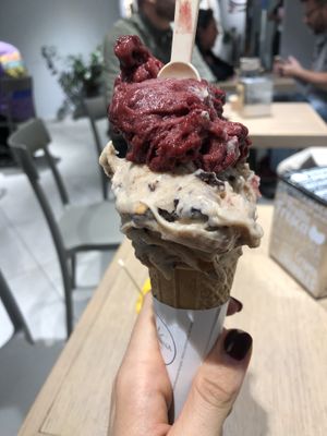 Cono con stracciatella more e gelso e crumble pralinato alla mandorla  at Gelateria La Romana in Verona