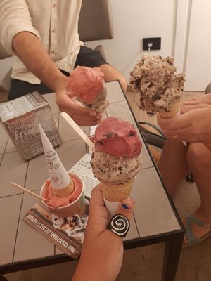 Almond chocolate crumble, strawberry and raspberry stracciatella at Gelateria La Romana in Verona