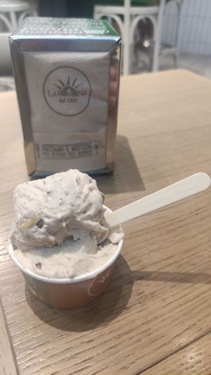 Helados vegano de Crema Mediterránea( almendras y pistachos) at Gelateria La Romana in Verona