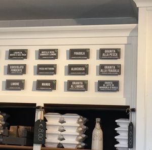 Vegan flavors marked with the green symbol at Gelateria La Romana in Verona