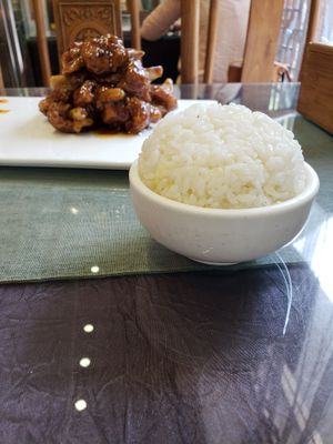 The sweet and sour "pork" and the bowl of rice at Vegetarian Dumpling in Beijing