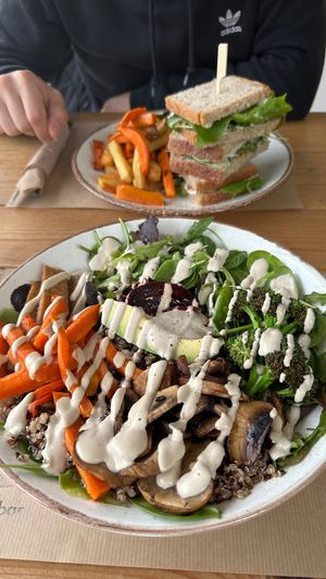 Tempeh sándwich and buddhas bowl  at To Bazaki Juice Bar in Chalandri