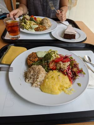 Burger with rice, polenta, 3 types of salad, grilled peppers. And vegan cake for dessert 👌 at Cozinha Consciente in Coimbra