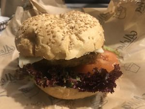 Kawai burger at Aloha Vegan Delights in Valencia