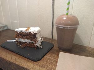 Cake with smoothies at Aloha Vegan Delights in Valencia