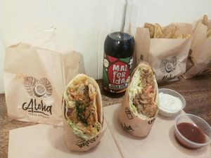 💚 Burritos. En la foto están partidos por la mitad para compartir, el de la izquierda es picante y el de la derecha no. Buenísimos. at Aloha Vegan Delights in Valencia
