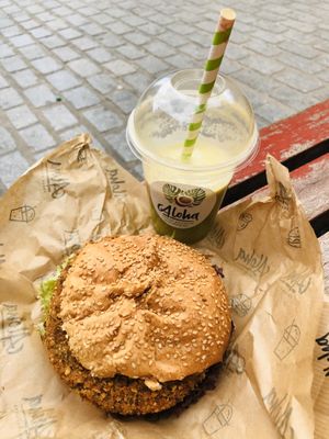 So tasty Omaomao with a delicious ginger apple cucumber smoothie! 🤩 at Aloha Vegan Delights in Valencia