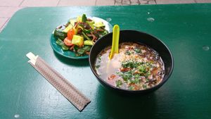 Vegane Nudelsuppe mit Pilzen und Tomaten, veganer Gurkensalat (scharf) at GAO Dumpling Bar in Copenhagen
