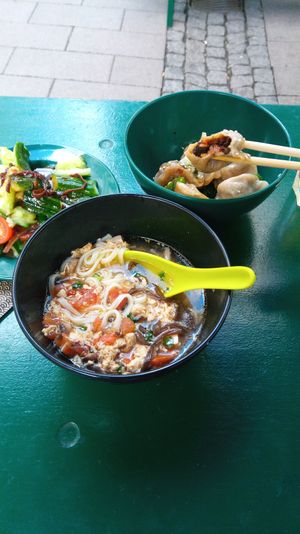 Vegane Dumplings mit Pilzfüllung und Vegane Nudelsuppe mit Pilzen und Tomaten, veganer Gurkensalat (scharf) at GAO Dumpling Bar in Copenhagen