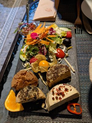 Cheese platter: 4 half cheeses at Arvore do Mundo in Porto