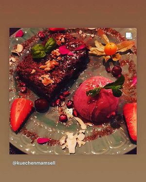 Hummmm brownie 😝 at Arvore do Mundo in Porto