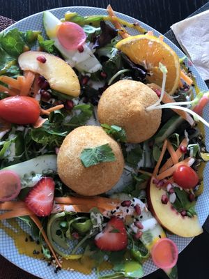 Saquiñas de pataca recheas de jackfruit at Arvore do Mundo in Porto