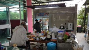 chef in da kitchen at Ama Vegan Kitchen in Chiang Mai