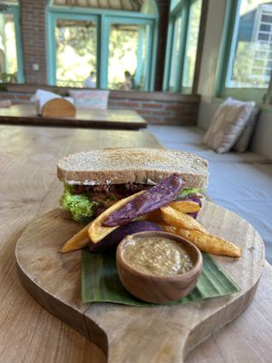 Vegan pulled p*rk sandwich   at The Banyan Tree in 