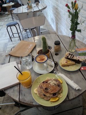 chaï latte with cashew "milk", banana-blueberry pancakes  at KAFETHEA in Maastricht