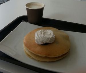 Cappuccino e Panqueca Dulpa de Mirtilo at Tweny Leaf in Lisbon