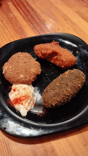 3 croquetes diferents. De bolets, de verdures i tipus falafel at La Tavernaire in Valencia