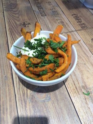 Healthy fatfree sweet potatoe fries with homemade vegan aioli at SNAP Vital and Fresh in Berlin