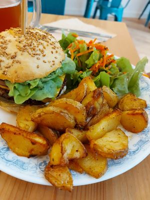Classic burger at Les P'tits Poissons Verts in Nimes