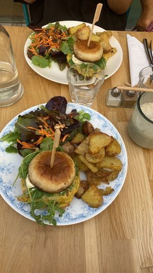 burgers pain champignon   at Les P'tits Poissons Verts in Nimes