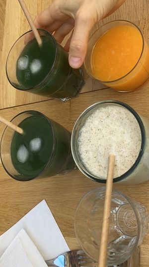 2 boissons du jour, 1 jus d’orange et 1 smoothie énergie   at Les P'tits Poissons Verts in Nimes